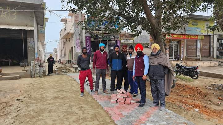 MLA ਸਰਵਣ ਸਿੰਘ ਧੁੰਨ ਦੀ ਸਰਪ੍ਰਸਤੀ ਹੇਠ ਪਿੰਡ ਖਾਲੜਾ ਮੰਡੀ ਵਿਚ ਚੱਲ ਰਹੇ ਵਿਕਾਸ ਕਾਰਜਾਂ ਦਾ ਗੁਰਜੀਤ ਸਿੰਘ ਖਾਲੜਾ ਵਲੋਂ ਲਿਆ ਗਿਆ ਜਾਇਜਾ)