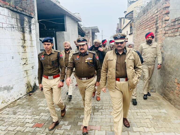 ਡਰੱਗ ਤਸਕਰਾਂ ਖਿਲਾਫ ਵਿੱਢੀ ਮੁਹਿੰਮ ਤਹਿਤ ਤਰਨਤਾਰਨ ਦੇ ਹਰੀਕੇ ਪੱਤਣ ਵਿੱਚ ਬਠਿੰਡਾ ਰੇਂਜ ਦੇ ਡੀਆਈਜੀ ਅਜੇ ਮਾਲੂਜਾ ਅਤੇ ਐਸ ਐਸ ਪੀ ਅਸ਼ਵਨੀ ਕਪੂਰ ਵੱਲੋਂ ਏਰੀਏ ਨੂੰ ਚੈੱਕ ਕੀਤਾ ਗਿਆ