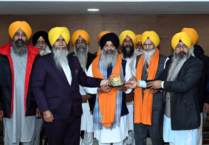 ਸ਼੍ਰੋਮਣੀ ਕਮੇਟੀ ਦੇ ਸੇਵਾਮੁਕਤ ਹੋਏ ਕਰਮਚਾਰੀਆਂ ਨੂੰ ਕੀਤਾ ਗਿਆ ਸਨਮਾਨਿਤ । ਸੱਚਖੰਡ ਸ੍ਰੀ ਦਰਬਾਰ ਸਾਹਿਬ ਦੇ ਹਜੂਰੀ ਰਾਗੀ ਭਾਈ ਰਵਿੰਦਰ ਸਿੰਘ ਜੀ ਵੀ ਹੋਏ ਸੇਵਾਮੁਕਤ