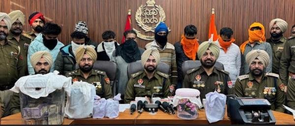 ਪਾਕਿਸਤਾਨ ‘ਚ ਖੁਫੀਆ ਦਸਤਾਵੇਜ਼ ਭੇਜਦਾ ਫੌਜੀ ਸਾਥੀਆਂ ਸਮੇਤ ਗ੍ਰਿਫ਼ਤਾਰ, 10 ਲੱਖ ਦੀ ਡਰੱਗ ਮਨੀ ਸਮੇਤ ਇਹ ਕੁੱਝ ਬਰਾਮਦ।