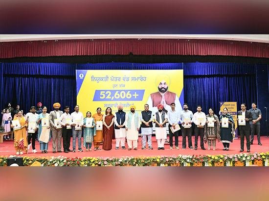 CM ਮਾਨ ਨੇ 951 ਈ.ਟੀ.ਟੀ. ਅਧਿਆਪਕਾਂ ਨੂੰ ਨਿਯੁਕਤੀ ਪੱਤਰ ਸੌਂਪੇ: 36 ਮਹੀਨਿਆਂ ’ਚ ਨੌਜਵਾਨਾਂ ਨੂੰ 52,606 ਸਰਕਾਰੀ ਨੌਕਰੀਆਂ ਦਿੱਤੀਆਂ