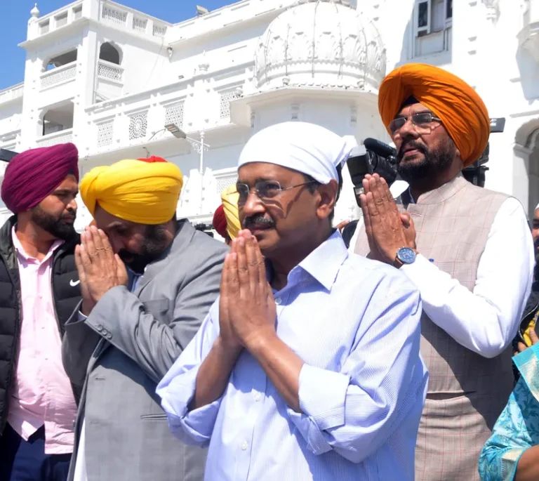 ਸਿਆਸੀ ਮਿਲਣੀ: ਘੁੱਟ ਘੁੱਟ ਪਾਈਆਂ ਜੱਫੀਆਂ..! ਕੇਜਰੀਵਾਲ ਵੱਲੋਂ ਮੁੱਖ ਮੰਤਰੀ ਨੂੰ ਥਾਪੜਾ ਦਿੱਤੇ ਜਾਣ ਮਗਰੋਂ ਸਿਆਸੀ ਕਿਆਸਾਂ ਨੂੰ ਲੱਗੀ ਬਰੇਕ