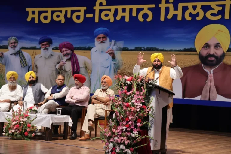 ਪੰਜਾਬ ਦੀਆਂ ਨਸਲਾਂ ਤੇ ਫ਼ਸਲਾਂ ਬਚਾਉਣ ਲਈ ਇੱਕਮੁੱਠ ਹੋਣ ਦੀ ਲੋੜ: ਮੁੱਖ ਮੰਤਰੀ ਪੀਏਯੂ ਵਿੱਚ ਸਰਕਾਰ-ਕਿਸਾਨ ਮਿਲਣੀ ਸਮਾਗਮ ਮੌਕੇ ਕੀਤਾ ਸੰਬੋਧਨ; ਮੁੱਖ ਮੰਤਰੀ ਅਤੇ ਖੇਤੀਬਾੜੀ ਮੰਤਰੀ ਨੇ ਕਿਸਾਨਾਂ ਦੀਆਂ ਮੁਸ਼ਕਲਾਂ, ਸ਼ਿਕਾਇਤਾਂ ਅਤੇ ਸੁਝਾਅ ਸੁਣੇ