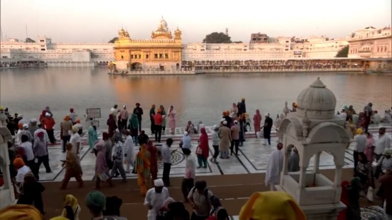 ਖਾਲਸਾ ਸਾਜਨਾ ਦਿਵਸ ਤੇ ਵਿਸਾਖੀ ਮੌਕੇ ਵੱਡੀ ਗਿਣਤੀ ਸ਼ਰਧਾਲੂ ਹਰਿਮੰਦਰ ਸਾਹਿਬ ਵਿਖੇ ਨਤਮਸਤਕ ਸ਼ਰਧਾਲੂਆਂ ਵੱਲੋਂ ਪਾਵਨ ਸਰੋਵਰ ’ਚ ਇਸ਼ਨਾਨ; ਲੰਗਰ ਹਾਲ ’ਚ ਵਿਸ਼ੇਸ ਪਕਵਾਨਾਂ ਦਾ ਪ੍ਰਬੰਧ; ਲੋਕਾਂ ਨੇ ਵੀ ਸ਼ਹਿਰ ਵਿੱਚ ਵੱਖ ਵੱਖ ਥਾਈਂ ਲੰਗਰ ਲਾਏ