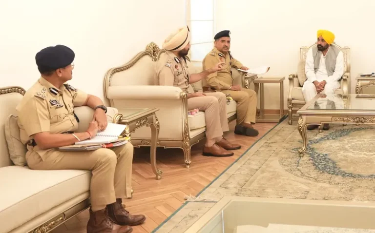 ਸਰਹੱਦ ਉਤੇ ਚੌਕਸੀ ਤੇ ਤਸਕਰੀ ਰੋਕਣ ਲਈ ਪੰਜਾਬ ’ਚ ਹੋਵੇਗੀ 5500 ਹੋਮ ਗਾਰਡ ਜਵਾਨਾਂ ਦੀ ਭਰਤੀ , ਹੋਮ ਗਾਰਡ ਦਾ ਸਰਹੱਦੀ ਵਿੰਗ ਸਰਹੱਦਾਂ ’ਤੇ ਦੂਜੀ ਕਤਾਰ ਦੀ ਸੁਰੱਖਿਆ ਨੂੰ ਕਰੇਗਾ ਮਜ਼ਬੂਤ; ਮੁੱਖ ਮੰਤਰੀ ਮਾਨ ਦੀ ਪ੍ਰਧਾਨਗੀ ਹੇਠ ਹੋਈ ਮੀਟਿੰਗ ਵਿਚ ਪਹਿਲਗਾਮ ਦਹਿਸ਼ਤੀ ਹਮਲੇ ਤੋਂ ਬਾਅਦ ਲਿਆ ਗਿਆ ਫ਼ੈਸਲਾ