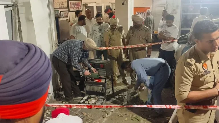 ਜਲੰਧਰ ‘ਚ ਭਾਜਪਾ ਆਗੂ ਮਨੋਰੰਜਨ ਕਾਲੀਆ ਦੇ ਘਰ ’ਤੇ ਗ੍ਰਨੇਡ ਹਮਲਾ ਕਿਸੇ ਜਾਨੀ ਨੁਕਸਾਨ ਤੋਂ ਬਚਾਅ, ਘਰ ਦੇ ਵਿਹੜੇ ’ਚ ਟੋਇਆ ਪਿਆ, ਮੋਟਰਸਾਈਕਲ ਤੇ ਕਾਰ ਦਾ ਨੁਕਸਾਨ