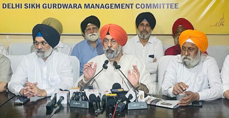 ਪੰਜਾਬ ਦੇ ਪਿੰਡਾਂ ’ਚ ਈਸਾਈ ਪ੍ਰਚਾਰਕਾਂ ਵਲੋਂ ਵੱਡੀ ਗਿਣਤੀ ਵਿੱਚ ਧਰਮ ਪਰਿਵਰਤਨ ਕਰਾਉਣ ਦੇ ਮਾਮਲੇ ਰੋਕਣ ‘ਚ ਸ਼੍ਰੋਮਣੀ ਕਮੇਟੀ ਅਸਫਲ: ਕਾਲਕਾ/ ਕਾਹਲੋਂ     👉 ਸਰਨਾ ਤੇ ਜੀ.ਕੇ. ਵੱਲੋਂ ਗੁਰਦੁਆਰਾ ਰਕਾਬਗੰਜ ਸਾਹਿਬ ਕੰਪਲੈਕਸ ’ਚ ਧਰਨੇ ਲਾਉਣਾ ਬੇਹੱਦ ਨਿੰਦਣਯੋਗ