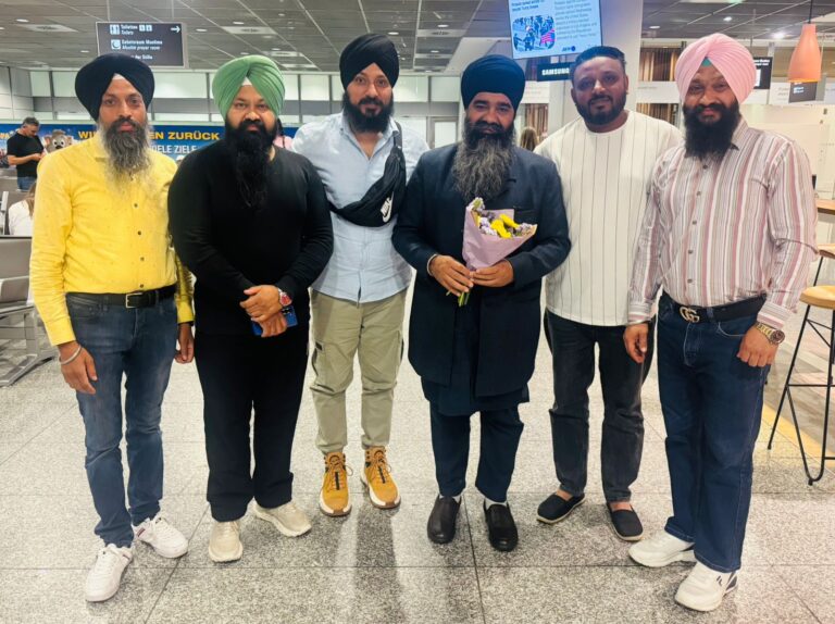 ਭਾਈ ਸਾਹਿਬ ਭਾਈ ਹਰਪਾਲ ਸਿੰਘ ਜੀ ਹੈੱਡ ਗ੍ਰੰਥੀ ਗੁਰਦੁਆਰਾ ਫਤਹਿਗੜ੍ਹ ਸਾਹਿਬ ਵਾਲਿਆਂ ਦਾ ਜਰਮਨੀ ਪਹੁੰਚਣ ਤੇ ਫਰੈਂਕਫੋਰਟ ਦੇ ਹਵਾਈ ਅੱਡੇ ਤੇ ਕੀਤਾ ਨਿੱਘਾ ਸਵਾਗਤ ।