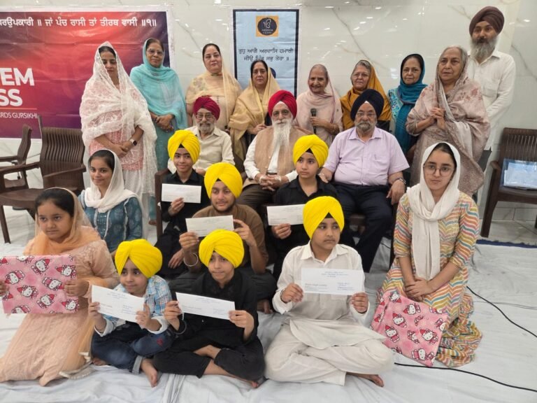 ਗੁਰਦੁਆਰਾ ਰਾਜੌਰੀ ਗਾਰਡਨ ਵਿੱਚ ਨਿਤਨੇਮ ਕਲਾਸ ਦੇ ਬੱਚਿਆਂ ਨੂੰ ਸਨਮਾਨ