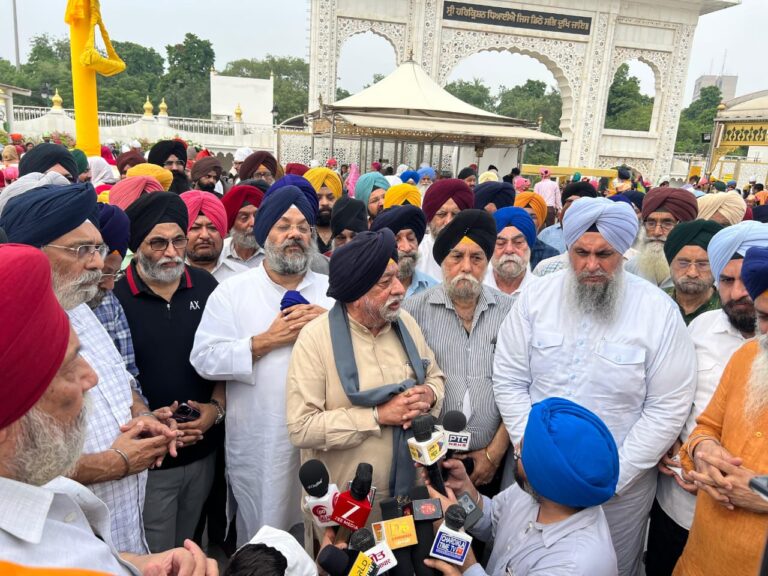 ਦਿੱਲੀ ਦੇ ਗੁਰੂ ਘਰਾਂ ਨੂੰ ਸਰਕਾਰੀ ਸਰਪ੍ਰਸਤੀ ਨਾਲ ਕਾਬਜ਼ ਹੋਏ ਧੜੇ ਤੋਂ ਮੁਕਤ ਕਰਵਾਉਣ ਲਈ ਸ਼੍ਰੋਮਣੀ ਅਕਾਲੀ ਦਲ (ਦਿੱਲੀ ਇਕਾਈ) ਵਲੋਂ ਅਰਦਾਸ