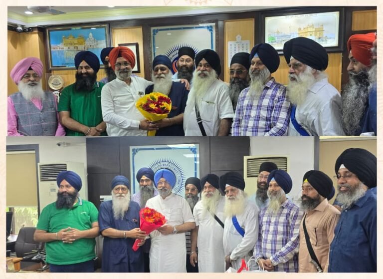 ਕਾਲਕਾ ਅਤੇ ਕਾਹਲੋਂ ਨੂੰ ਮੁੜ ਦਿੱਲੀ ਕਮੇਟੀ ਦੇ ਪ੍ਰਧਾਨ ਅਤੇ ਸਕੱਤਰ ਬਣਨ ਤੇ ਅਖੰਡ ਕੀਰਤਨੀ ਜੱਥੇ ਨੇ ਕੀਤਾ ਸਨਮਾਨਿਤ