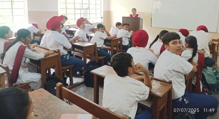 ਗੁਰੂ ਨਾਨਕ ਪਬਲਿਕ ਸਕੂਲ ਵਿਖ਼ੇ ਸੀਬੀਐਸਈ ਗਤੀਵਿਧੀ ਤਹਿਤ “ਸਾਵਣ” ਕਵਿਤਾ ਦੇ ਰਾਹੀ ਤੀਆਂ ਦੇ ਤਿਉਹਾਰ ਦੀ ਮਹੱਤਤਾ ਨੂੰ ਕੀਤਾ ਗਿਆ ਉਜਾਗਰ