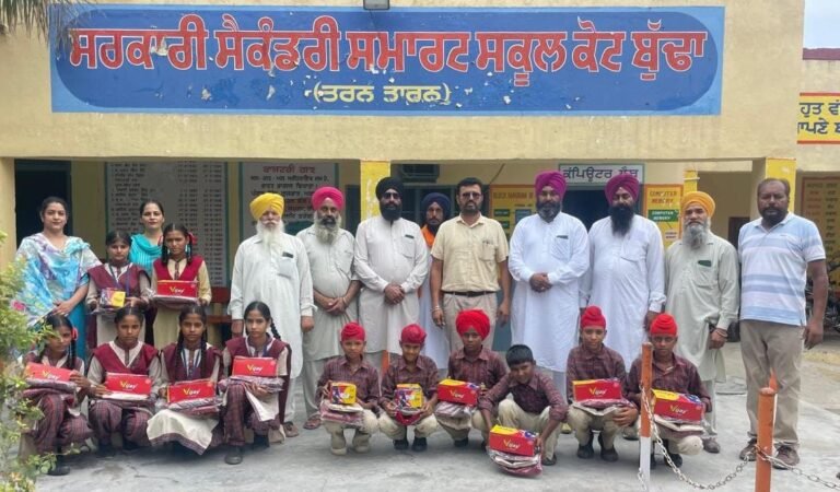ਪਿੰਡ ਕੋਟ ਬੁੱਢਾ ਚ ਸਰਕਾਰੀ ਸਕੈਂਡਰੀ ਸਕੂਲ ਵਿੱਚ ਬੱਚਿਆਂ ਨੂੰ ਗਰਮੀਆਂ ਦੀਆਂ ਸਕੂਲੀ ਵਰਦੀਆਂ ਵੰਡੀਆਂ ਗਈਆਂ 