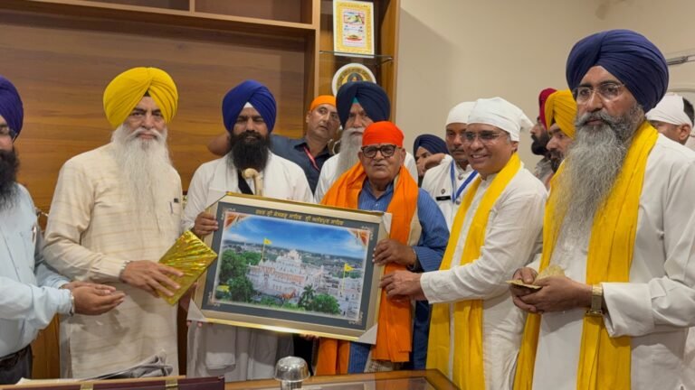 ਰਾਜਪਾਲ ਪੰਜਾਬ ਨੇ ਜਥੇਦਾਰ ਗੜਗੱਜ ਨਾਲ ਕੀਤੀ ਮੁਲਾਕਾਤ, ਦੋਵਾਂ ਵਿਚਕਾਰ ਅਹਿਮ ਮਾਮਲਿਆਂ ’ਤੇ ਹੋਈ ਵਿਚਾਰ ਚਰਚਾ