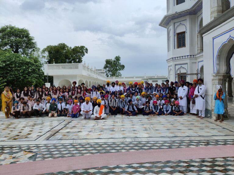 ਭਾਈ ਤਾਰੂ ਸਿੰਘ ਜੀ ਦੇ ਸ਼ਹੀਦੀ ਦਿਹਾੜੇ ਤੇ ਕਰਵਾਏ ਗਏ ਧਾਰਮਿਕ ਮੁਕਾਬਲਿਆਂ ਦੌਰਾਨ ਵਰਦੇ ਮੀਹ ਵਿੱਚ ਵੀ ਬੱਚਿਆਂ ਨੇ ਸਜਾਈਆਂ ਆਪਣੇ ਸਿਰਾਂ ਤੇ ਦਸਤਾਰਾਂ ।  ਸੁਸਾਇਟੀ ਵੱਲੋਂ ਇਲਾਕੇ ਦੀਆਂ ਸੰਗਤਾਂ ਅਤੇ ਸਕੂਲਾਂ ਦੇ ਪ੍ਰਬੰਧਕ ਜਨਾਂ ਦਾ ਕੀਤਾ ਗਿਆ ਧੰਨਵਾਦ