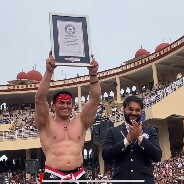 ਵਾਹਘਾ ਬਾਰਡਰ ਵਿਖੇ 1 ਮਿੰਟ 7 ਸੈਕਿੰਡ ਤੱਕ 261 ਕਿਲੋਗ੍ਰਾਮ ਵਾਲੇ 2 ਥੰਮ੍ਹਾਂ ਨੂੰ ਚੁੱਕ ਕੇ 17ਵਾਂ ਗਿਨੀਜ਼ ਵਰਲਡ ਰਿਕਾਰਡ 