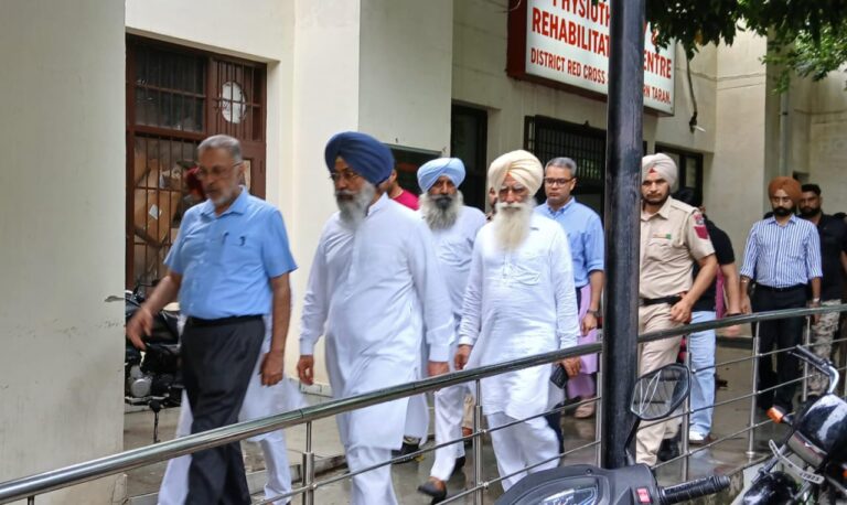 ਸਿਹਤ ਮੰਤਰੀ ਡਾ. ਬਲਬੀਰ ਸਿੰਘ ਨੇ ਸ਼ੁਕਰਵਾਰ ਨੂੰ ਸਿਵਲ ਹਸਪਤਾਲ ਤਰਨ ਤਾਰਨ ਦਾ ਵਿਸ਼ੇਸ਼ ਦੌਰਾ ਕੀਤਾ। 