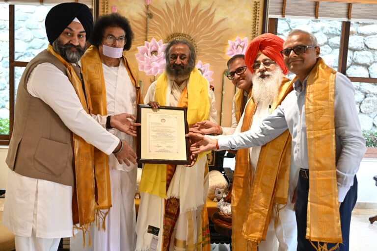 ਗੁਰੂ ਤੇਗ ਬਹਾਦਰ ਸਾਹਿਬ ਜੀ ਦੇ 350 ਸਾਲਾ ਸ਼ਹੀਦੀ ਪੁਰਬ ’ਤੇ ਸਰਬ ਧਰਮ ਸੰਮੇਲਨ ਵਾਸਤੇ ਸ੍ਰੀ ਸ੍ਰੀ ਰਵੀਸ਼ੰਕਰ ਅਤੇ ਆਚਾਰਯ ਲੋਕੇਸ਼ ਮੁਨਿ ਨੂੰ ਦਿੱਤਾ ਗਿਆ ਸੱਦਾ ਪੱਤਰ: ਕਰਮਸਰ  👉 350 ਸਾਲਾ ਸ਼ਹੀਦੀ ਦਿਹਾੜੇ ਨੂੰ ਸਮਰਪਿਤ ਸਰਬ ਧਰਮ ਸੰਮੇਲਨ ਅਕਤੂਬਰ ਮਹੀਨੇ ਵਿਚ