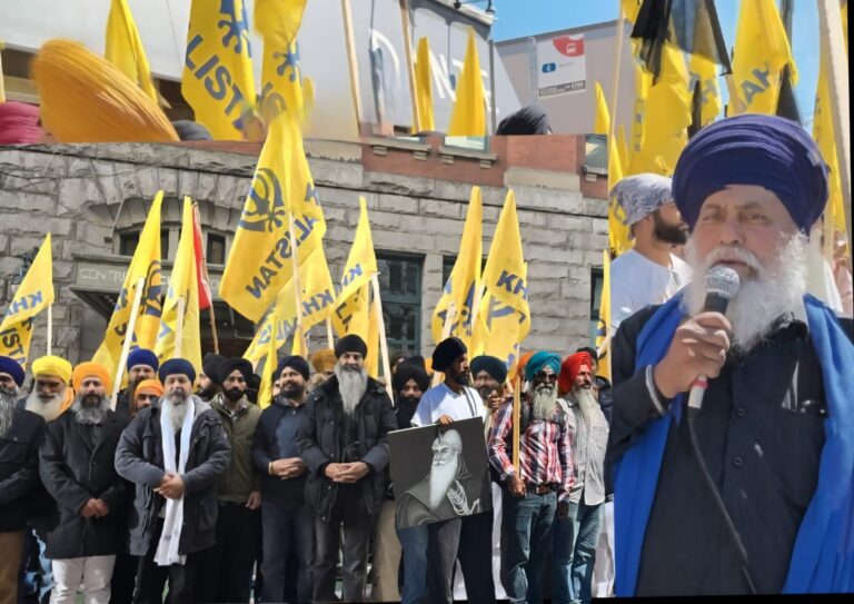 15 ਅਗਸਤ ਸਿੱਖ ਕੌਮ ਲਈ ਕਾਲਾ ਦਿਨ, ਕੈਨੇਡੀਅਨ ਸਿੱਖਾਂ ਨੇ ਤਿਰੰਗਾ ਸਾੜਕੇ ਅਤੇ ਸਵਿੰਧਾਨ ਪਾੜਕੇ ਕੀਤਾ ਰੋਸ ਜ਼ਾਹਿਰ   👉 ਕੈਨੇਡਾ ਦੇ ਵੈਨਕੁਅਰ, ਓਟਾਵਾ ਅਤੇ ਮੌਂਟਰੀਆਲ ਵਿਖੇ ਭਾਰਤੀ ਐਂਬੈਸੀ ਦੇ ਬਾਹਰ ਭਾਰੀ ਰੋਸ ਪ੍ਰਦਰਸ਼ਨ