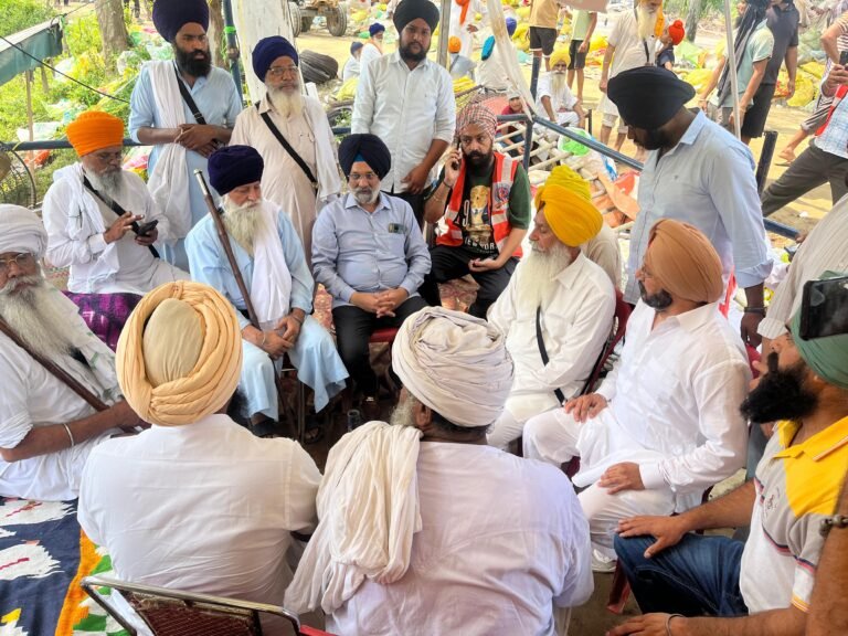 ਦਿੱਲੀ ਗੁਰਦੁਆਰਾ ਕਮੇਟੀ ਨੇ ਘੋਨੇਵਾਲ ’ਚ ਧੁੱਸੀ ਬੰਨ ਨੂੰ ਪੂਰਨ ਲਈ ਲੱਗੀ ਸੰਗਤ ਵਾਸਤੇ ਲਗਾਇਆ ਗੁਰੂ ਕਾ ਲੰਗਰ