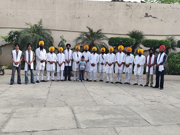 ਸਿੱਖ ਭਾਵਨਾਵਾਂ ਦੀ ਕਦਰ ਕਰਨ ਵਾਲੇ ਭਾਈ ਦਲਜੀਤ ਸਿੰਘ ਖਵਾਸਪੁਰ ਦੇ ਪਰਿਵਾਰ ਵੱਲੋਂ ਸੁਸਾਇਟੀ ਦੇ ਸਮੂਹ ਵੀਰਾਂ ਦਾ ਕੀਤਾ ਗਿਆ ਸਨਮਾਨ । ਸੁਸਾਇਟੀ ਦੇ ਪ੍ਰਬੰਧਕ ਜਨਾਂ ਵੱਲੋਂ ਕੀਤਾ ਗਿਆ ਧੰਨਵਾਦ ।