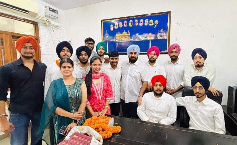 ਨੌਜੁਆਨਾਂ ਦੇ ਫਤਵੇਂ ਨਾਲ ਦਿੱਲੀ ਕਮੇਟੀ ਪ੍ਰਬੰਧਕਾਂ ਦੀਆਂ ਹਿੱਲੀਆਂ ਨੀਹਾਂ: ਰਮਨਦੀਪ ਸਿੰਘ ਸੋਨੂੰ   ???? ਜੇਤੂਆਂ ਨੇ ਸੁਚੱਜੀ ਅਗਵਾਈ ਲਈ ਪਰਮਜੀਤ ਸਿੰਘ ਸਰਨਾ, ਰਮਨਦੀਪ ਸਿੰਘ ਸੋਨੂੰ, ਹਰਸਿਮਰਨ ਸਿੰਘ, ਸਾਹਿਬ ਸਿੰਘ ਦਾ ਉਚੇਚੇ ਤੌਰ ਤੇ ਕੀਤਾ ਧੰਨਵਾਦ