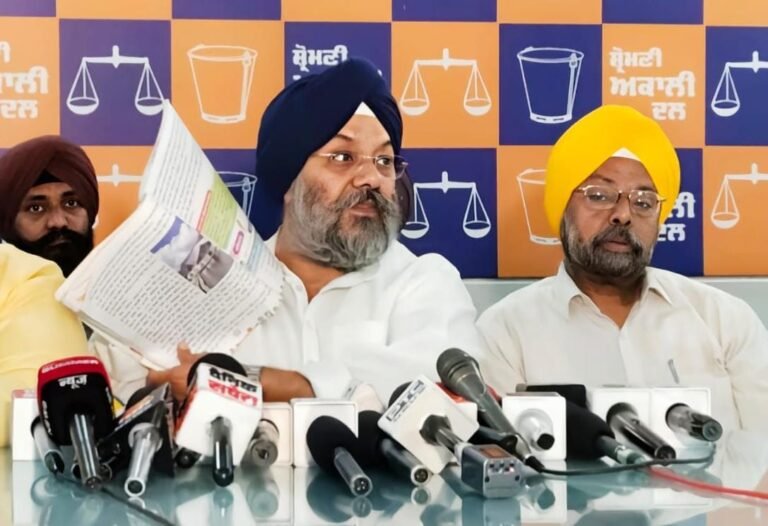 ਦਿੱਲੀ ਕਮੇਟੀ ਦੇ ਸਕੂਲ ਵਿਚ ਪੜਾਈ ਜਾ ਰਹੀ ਕਿਤਾਬ ਅਦਵੈ ‘ਚ ਗੁਰੂ ਗੋਬਿੰਦ ਸਿੰਘ ਜੀ ਨੂੰ ਪਾਂਡੂਆਂ ਦਾ ਵੰਸ਼ਜ ਅਤੇ ਬੰਦਾ ਸਿੰਘ ਬਹਾਦਰ ਨੂੰ ਤੰਤਰਿਕ ਦੱਸਣ ਉਤੇ ਮਚਿਆ ਬਵਾਲ   ???? ਲਾਪਤਾ ਲੇਖਕਾਂ ਵਲੋਂ ਲਿਖੀ ਕਿਤਾਬ ਨੂੰ ਤੁਰੰਤ ਵਾਪਿਸ ਲਏ ਜਾਣ ਦੀ ਮੰਗ