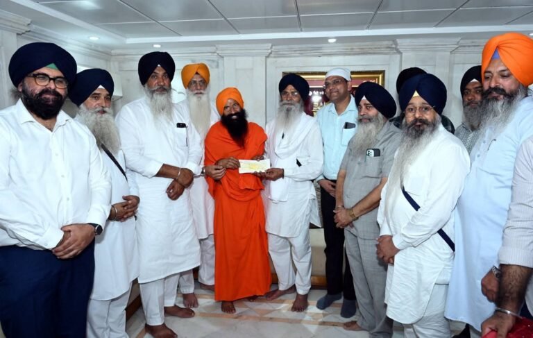 ਪਤੰਜਲੀ ਯੋਗ ਪੀਠ ਦੇ ਮੁਖੀ ਸਵਾਮੀ ਰਾਮਦੇਵ ਸੱਚਖੰਡ ਸ੍ਰੀ ਹਰਿਮੰਦਰ ਸਾਹਿਬ ਵਿਖੇ ਹੋਏ ਨਤਮਸਤਕ ਹੜ੍ਹ ਪੀੜਤਾਂ ਦੀ ਸਹਾਇਤਾ ਲਈ ਸਵਾਮੀ ਰਾਮਦੇਵ ਨੇ ਸ਼੍ਰੋਮਣੀ ਕਮੇਟੀ ਪ੍ਰਧਾਨ ਐਡਵੋਕੇਟ ਧਾਮੀ ਨੂੰ 1 ਕਰੋੜ ਰੁਪਏ ਦਾ ਚੈੱਕ ਸੌਂਪਿਆ