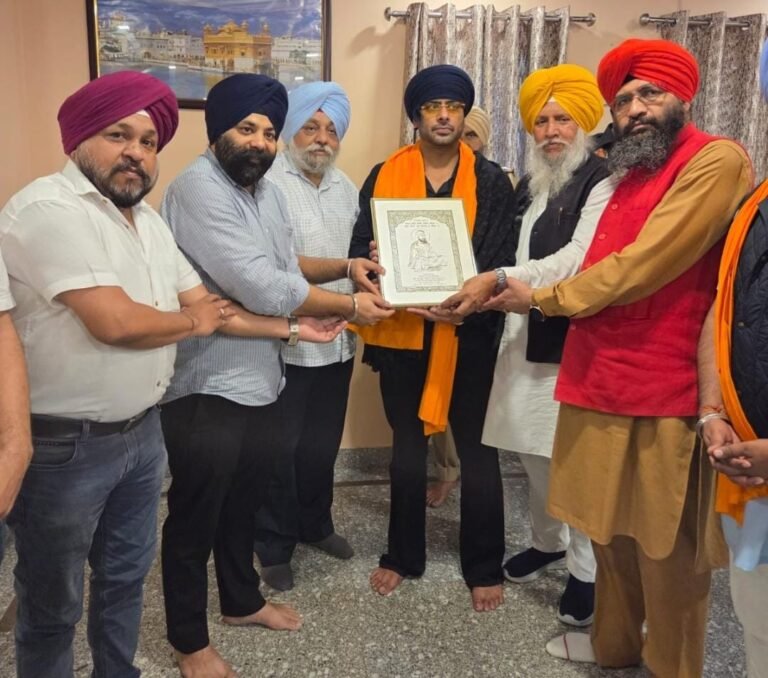 ਪੰਜਾਬੀ ਗਾਇਕ ਮਨਕੀਰਤ ਔਲਖ ਨੇ ਤਖ਼ਤ ਪਟਨਾ ਸਾਹਿਬ ਵਿਖੇ ਟੇਕਿਆ ਮੱਥਾ