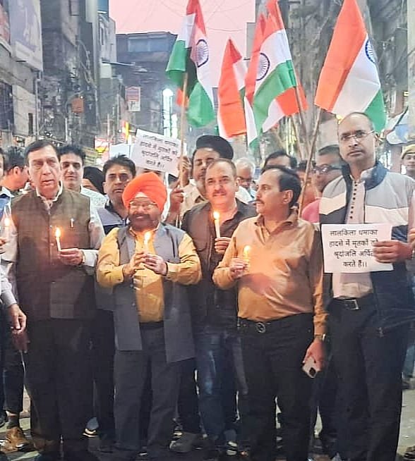 ਸਦਰ ਬਾਜ਼ਾਰ ਦੇ ਵਪਾਰਕ ਭਾਈਚਾਰੇ ਨੇ ਲਾਲ ਕਿੱਲੇ ਧਮਾਕੇ ਵਿਚ ਮਾਰੇ ਗਏ ਲੋਕਾਂ ਨੂੰ ਦਿੱਤੀ ਸ਼ਰਧਾਂਜਲੀ, ਕੱਢਿਆ ਮੋਮਬੱਤੀ ਮਾਰਚ