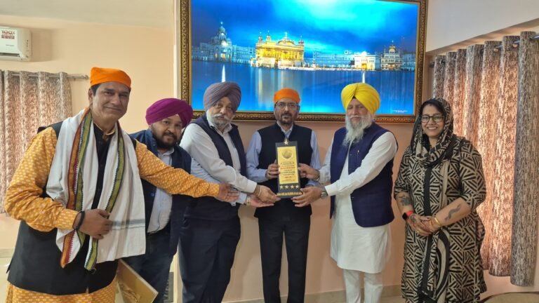 ਪ੍ਰਧਾਨ ਮੰਤਰੀ ਦਫ਼ਤਰ ਦੇ ਅਧਿਕਾਰੀ ਤਖ਼ਤ ਪਟਨਾ ਸਾਹਿਬ ਵਿੱਚ ਹੋਏ ਨਤਮਸਤਕ