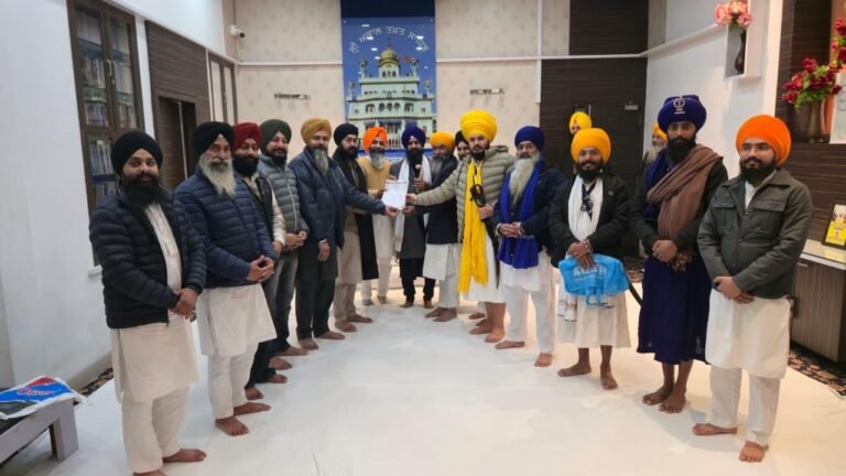 ਗੁਰੂ ਦੀ ਹਜ਼ੂਰੀ ‘ਚ ਬੈਂਚ ‘ਤੇ ਲੱਤਾਂ ਲਮਕਾ ਕੇ ਹੁਕਮਨਾਮੇ ਦੀ ਤੌਹੀਨ ਕਰਨ ਵਾਲੇ ਬਾਬਾ ਹਰਨਾਮ ਸਿੰਘ ਧੁੰਮਾ ਖ਼ਿਲਾਫ਼ ਦਮਦਮੀ ਟਕਸਾਲ ਦੇ ਵਿਦਿਆਰਥੀਆਂ ਨੇ ਜਥੇਦਾਰ ਨੂੰ ਲਿਖੀ ਚਿੱਠੀ  ਬਾਬਾ ਹਰਨਾਮ ਸਿੰਘ ਧੁੰਮਾ ਉਤੇ ਪੰਥਕ ਪ੍ਰੰਪਰਾਵਾਂ ਅਨੁਸਾਰ ਕਾਰਵਾਈ ਕਰਨ ਜਥੇਦਾਰ : ਦਮਦਮੀ ਟਕਸਾਲ ਦੇ ਵਿਦਿਆਰਥੀ   ਦਮਦਮੀ ਟਕਸਾਲ ਦੇ ਵਿਦਿਆਰਥੀਆਂ ਵੱਲੋਂ ਬਾਬਾ ਹਰਨਾਮ ਸਿੰਘ ਧੁੰਮਾ ਦੀ ਅਕਾਲ ਤਖਤ ਸਾਹਿਬ ‘ਤੇ ਸ਼ਿਕਾਇਤ