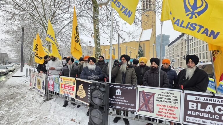 ਜਰਮਨ ਦੀਆਂ ਪੰਥਕ ਜਥੇਬੰਦੀਆਂ ਵੱਲੋਂ ਭਾਰਤ ਦੇ ਗਣਤੰਤਰ ਦਿਵਸ ਨੂੰ ਭਾਰਤੀ ਕੌਂਸਲੇਟ ਦੇ ਸਾਹਮਣੇ ਰੋਹ ਮੁਜ਼ਾਹਰਾ ਕਰਕੇ ਕਾਲੇ ਦਿਨ ਵਜੋਂ ਮਨਾਇਆ ਖਾਲਿਸਤਾਨ ਦੀ ਜੰਗੇ ਅਜ਼ਾਦੀ ਦੇ ਸਮੂਹ ਸ਼ਹੀਦਾਂ ਨੂੰ ਸਿਜਦਾ ਕੀਤਾ ਅਜ਼ਾਦੀ ਤੱਕ ਸੰਘਰਸ਼ ਜਾਰੀ ਰੱਖਣ ਦਾ ਦੁਹਰਾਇਆ ਪ੍ਰਣ