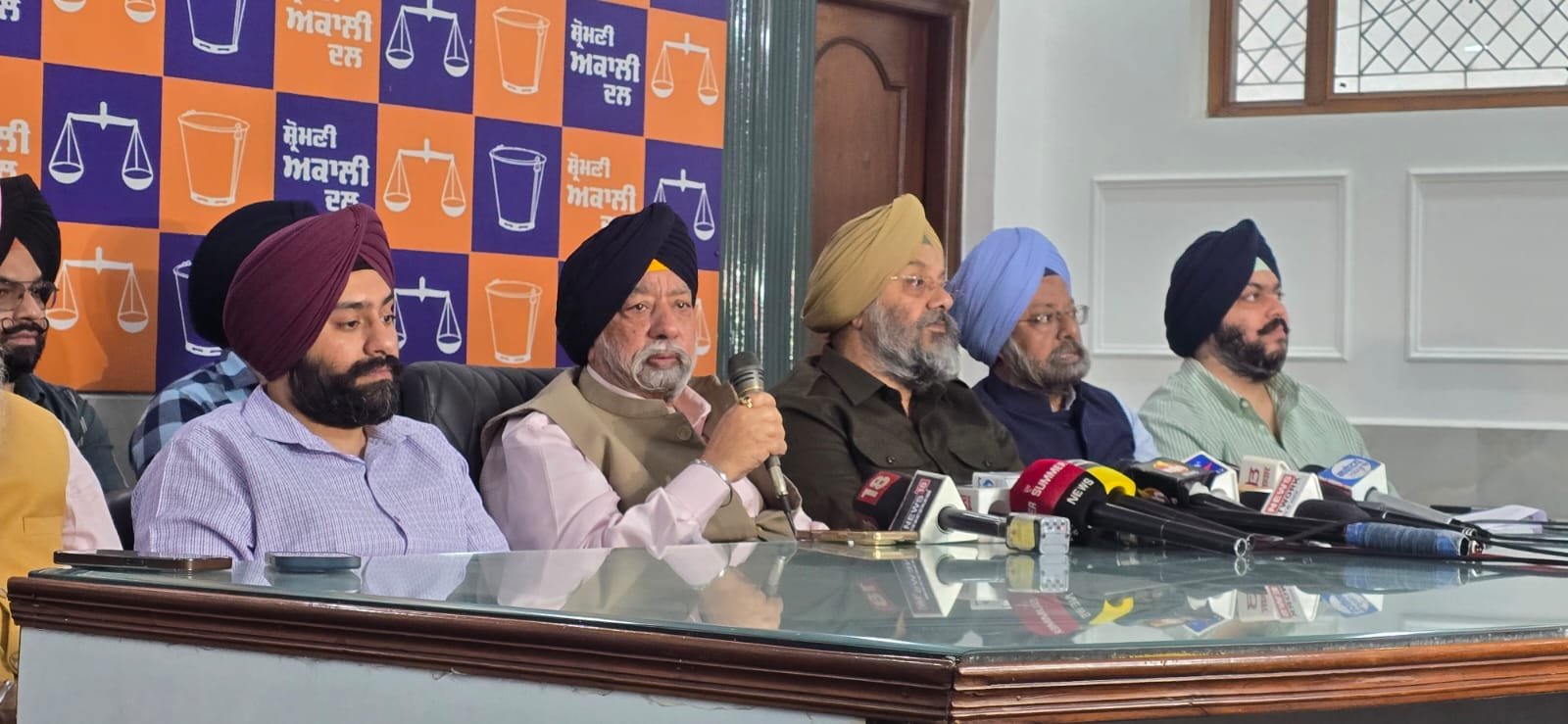 ਅੰਤਰ-ਧਰਮ ਵਿਆਹਾਂ ਨੂੰ ਰੋਕਣ ਲਈ ਅਕਾਲੀ ਦਲ ਨੇ ਕਾਨੂੰਨ ਬਣਾਉਣ ਦੀ ਕੀਤੀ ਮੰਗ  👉 ਅਗਵਾਕਾਰ ਇੱਕ ਅਪਰਾਧਿਕ ਸੋਚ ਵਾਲਾ ਮੁਸਲਿਮ ਨੌਜਵਾਨ,ਕਸ਼ਮੀਰੀ ਸਿੱਖ ਧੀ ਨੂੰ ਬਲੈਕਮੇਲ ਕਰਨ ਅਤੇ ਵੇਚਣ ਦੀ ਕਰ ਰਿਹਾ ਸੀ ਕੋਸ਼ਿਸ਼