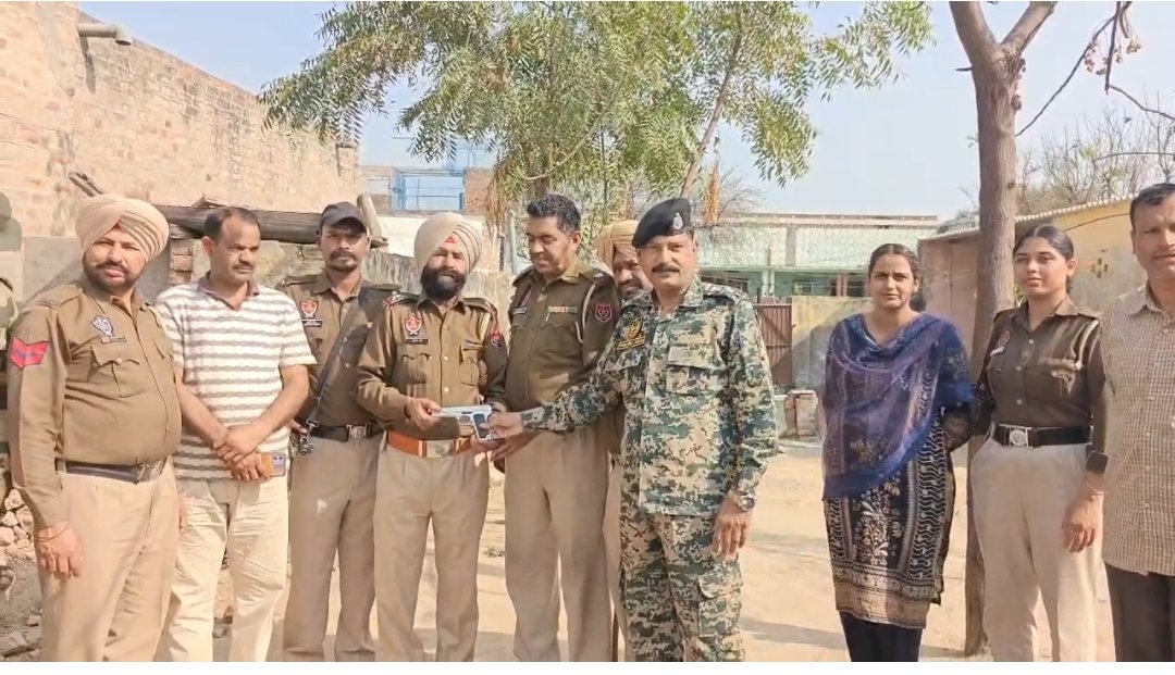 ਪਿੰਡ ਡੱਲ ਦੇ ਸਕੂਲ ਵਿੱਚ ਡਰੋਨ ਰਾਹੀਂ ਆਇਆ ਪਿਸਟਲ ਤੇ ਗੋਲੀਆਂ ਬਰਾਮਦ, ਇਲਾਕੇ ਵਿੱਚ ਸਹਿਮ ਦਾ ਮਾਹੌਲ