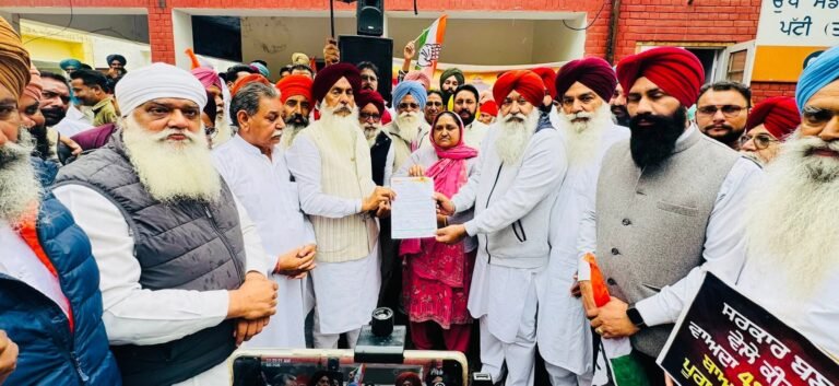 ਕਾਂਗਰਸ ਪਾਰਟੀ ਦੇ ਸਾਬਕਾ ਵਿਧਾਇਕ ਅਤੇ ਸੈਂਕੜੇ ਵਰਕਰਾਂ ਨੇ ਆਮ ਆਦਮੀ ਪਾਰਟੀ ਖਿਲਾਫ ਐਸ ਡੀ ਐਮ ਪੱਟੀ ਦੇ ਦਫਤਰ ਅੱਗੇ ਲਾਇਆ ਧਰਨਾ 