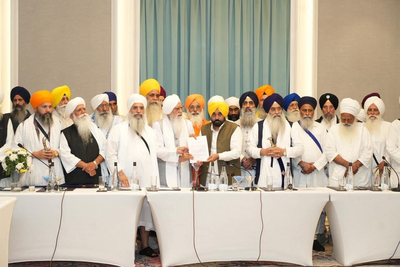 ਮੁੱਖ ਮੰਤਰੀ ਭਗਵੰਤ ਮਾਨ ਵੱਲੋਂ ਅੰਮ੍ਰਿਤਸਰ , ਸਰਕਟ-ਹਾਊਸ ਵਿਖੇ ਸੰਤ ਸਮਾਜ ਨਾਲ ਅਹਿਮ ਬੈਠਕ ਕਰਕੇ ਪਵਿੱਤਰ ਗ੍ਰੰਥਾਂ ਦੀ ਬੇਅਦਬੀ ਰੋਕਣ ਲਈ ‘ਜਾਗਤ ਜੋਤ ਸ੍ਰੀ ਗੁਰੂ ਗ੍ਰੰਥ ਸਾਹਿਬ ਸਤਿਕਾਰ ਐਕਟ 2008’ ਵਿੱਚ ਸੋਧ ‘ਤੇ ਵਿਚਾਰ-ਚਰਚਾ ਕੀਤੀ।