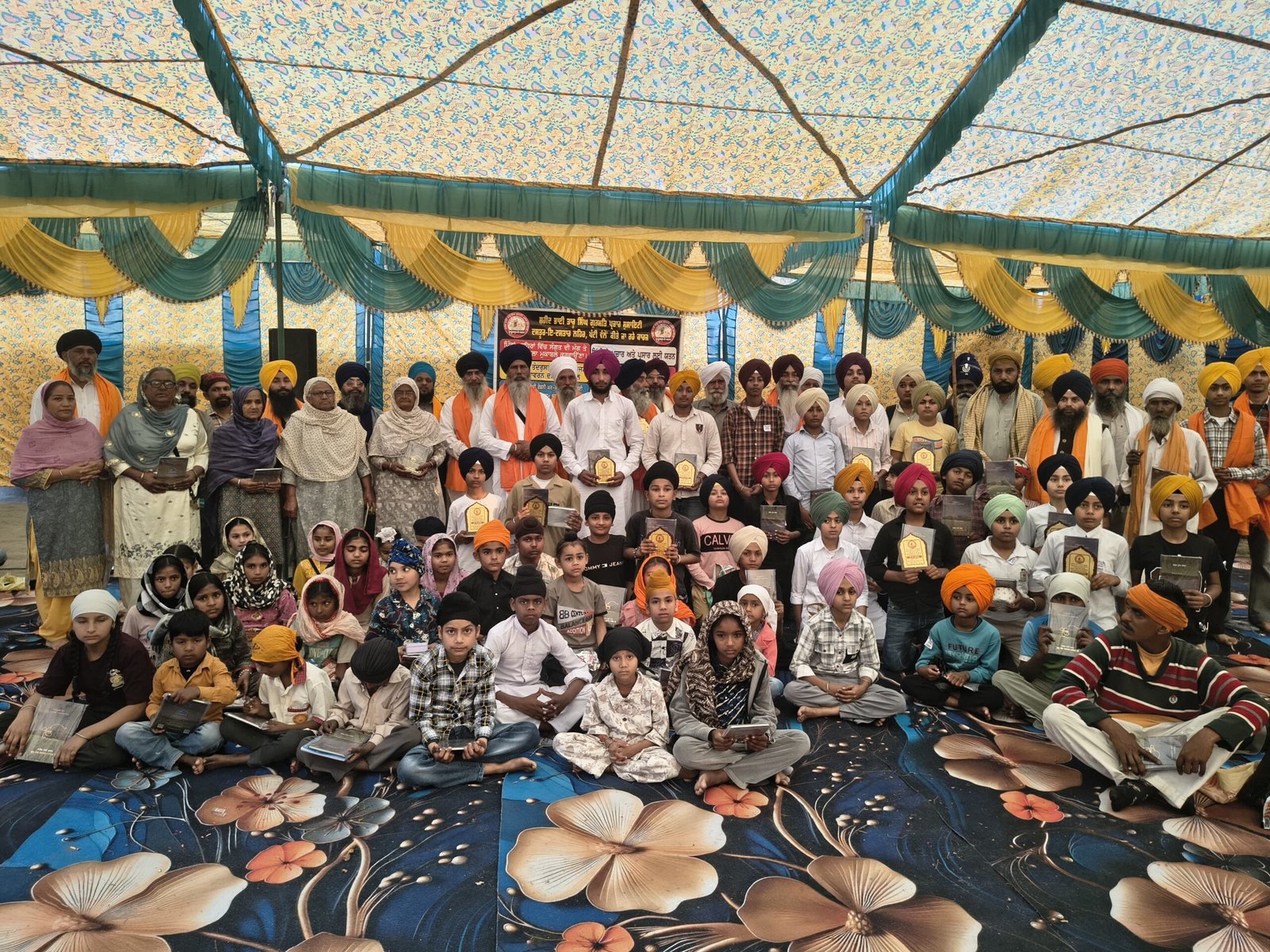 ਸੁਸਾਇਟੀ ਵੱਲੋਂ ਸ਼ਹੀਦ ਭਾਈ ਤਾਰਾ ਸਿੰਘ ਜੀ ਵਾਂ ਦੀ 300 ਸਾਲਾ ਸ਼ਹੀਦੀ ਸ਼ਤਾਬਦੀ ਅਤੇ ਭਾਈ ਸੁੱਖਾ ਸਿੰਘ ਜੀ ਦੇ ਸ਼ਹੀਦੀ ਨੂੰ ਸਮਰਪਿਤ ਮਾੜੀ ਕੰਬੋ ਕੇ ਵਿਖੇ ਕਰਵਾਏ ਧਾਰਮਿਕ ਮੁਕਾਬਲੇ   ਬਾਬਾ ਬਲਵਿੰਦਰ ਸਿੰਘ, ਬਾਬਾ ਸੁਖਚੈਨ ਸਿੰਘ ਅਤੇ ਇਲਾਕਾ ਨਿਵਾਸੀਆਂ ਦਾ ਸਹਿਯੋਗ ਦੇਣ ਲਈ ਕੀਤਾ ਗਿਆ ਧੰਨਵਾਦ