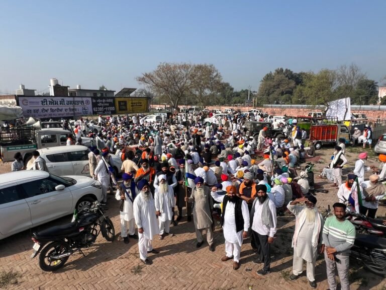 ਕਿਸਾਨ ਮਜ਼ਦੂਰ ਸੰਘਰਸ਼ ਕਮੇਟੀ ਵੱਲੋਂ ਕਿਸਾਨਾਂ ਦੇ ਜਥੇ ਸੀਐਮ ਭਗਵੰਤ ਮਾਨ ਨੂੰ ਸ਼ਾਂਤਮਈ ਸਵਾਲ ਕਰਨ ਲਈ ਕਿਸਾਨ ਅਮਰਕੋਟ ਰੈਲੀ ਵਿੱਚ ਪਹੁੰਚੇ।