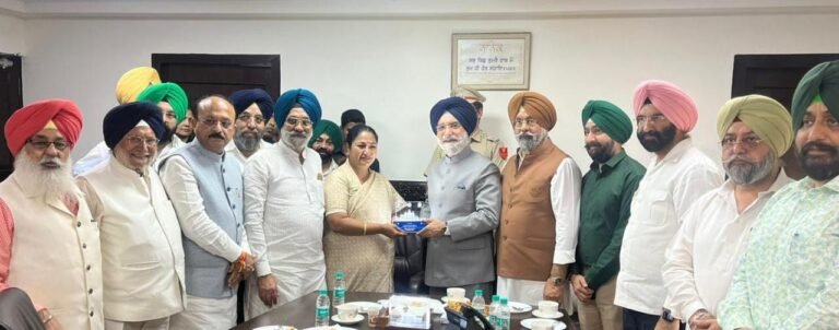 ਤਰਨਜੀਤ ਸਿੰਘ ਸੰਧੂ ਨੇ ਦਿੱਲੀ ਦੇ ਉਪਰਾਜਪਾਲ ਵਜੋਂ ਸਹੁੰ ਚੁੱਕਣ ਉਪਰੰਤ ਗੁਰਦੁਆਰਾ ਰਕਾਬਗੰਜ ਸਾਹਿਬ ਵਿਖੇ ਟੇਕਿਆ ਮੱਥਾ