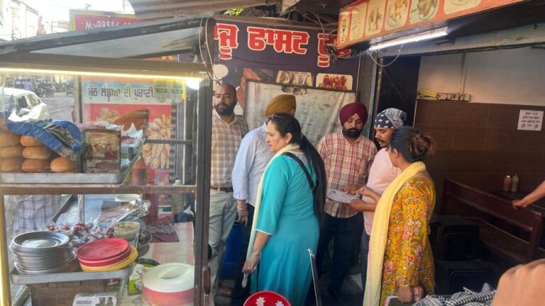 ਫੂਡ ਸੇਫਟੀ ਵਿੰਗ ਦੀ ਸਾਂਝੀ ਟੀਮ ਵੱਲੋਂ ਸਟ੍ਰੀਟ ਫੂਡ ਵਿਕਰੇਤਾਵਾਂ ਦੀ ਚੈਕਿੰਗ