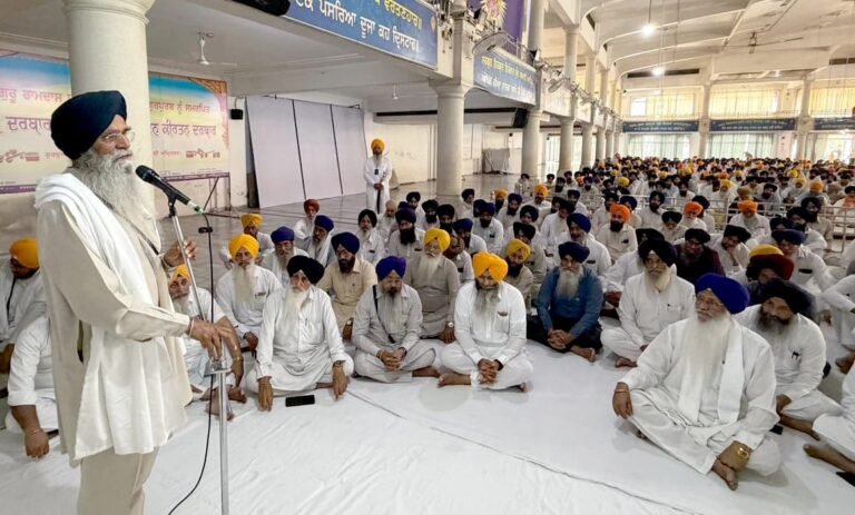 ਸ਼੍ਰੋਮਣੀ ਕਮੇਟੀ ਵੱਲੋਂ ਨਵੇਂ ਵਰ੍ਹੇ ਨਾਨਕਸ਼ਾਹੀ ਸੰਮਤ 558 ਸਬੰਧੀ ਗੁਰਦੁਆਰਾ ਸ੍ਰੀ ਮੰਜੀ ਸਾਹਿਬ ਦੀਵਾਨ ਹਾਲ ਵਿਖੇ ਗੁਰਮਤਿ ਸਮਾਗਮ  👉 ਐਡਵੋਕੇਟ ਧਾਮੀ ਨੇ ਸ਼੍ਰੋਮਣੀ ਕਮੇਟੀ ਮੁਲਾਜ਼ਮਾਂ ਲਈ 4 ਫੀਸਦੀ ਮਹਿੰਗਾਈ ਭੱਤਾ ਵਧਾਉਣ ਦਾ ਕੀਤਾ ਐਲਾਨ  👉 ਮੁਲਾਜ਼ਮਾਂ ਨੂੰ ਡਿਊਟੀ ਦੌਰਾਨ ਰਵਾਇਤੀ ਸਿੱਖ ਪਹਿਰਾਵੇ ਅਨੁਸਾਰ ਕੁੜਤਾ ਪਜਾਮਾ ਪਹਿਨਣ ਲਈ ਆਖਿਆ