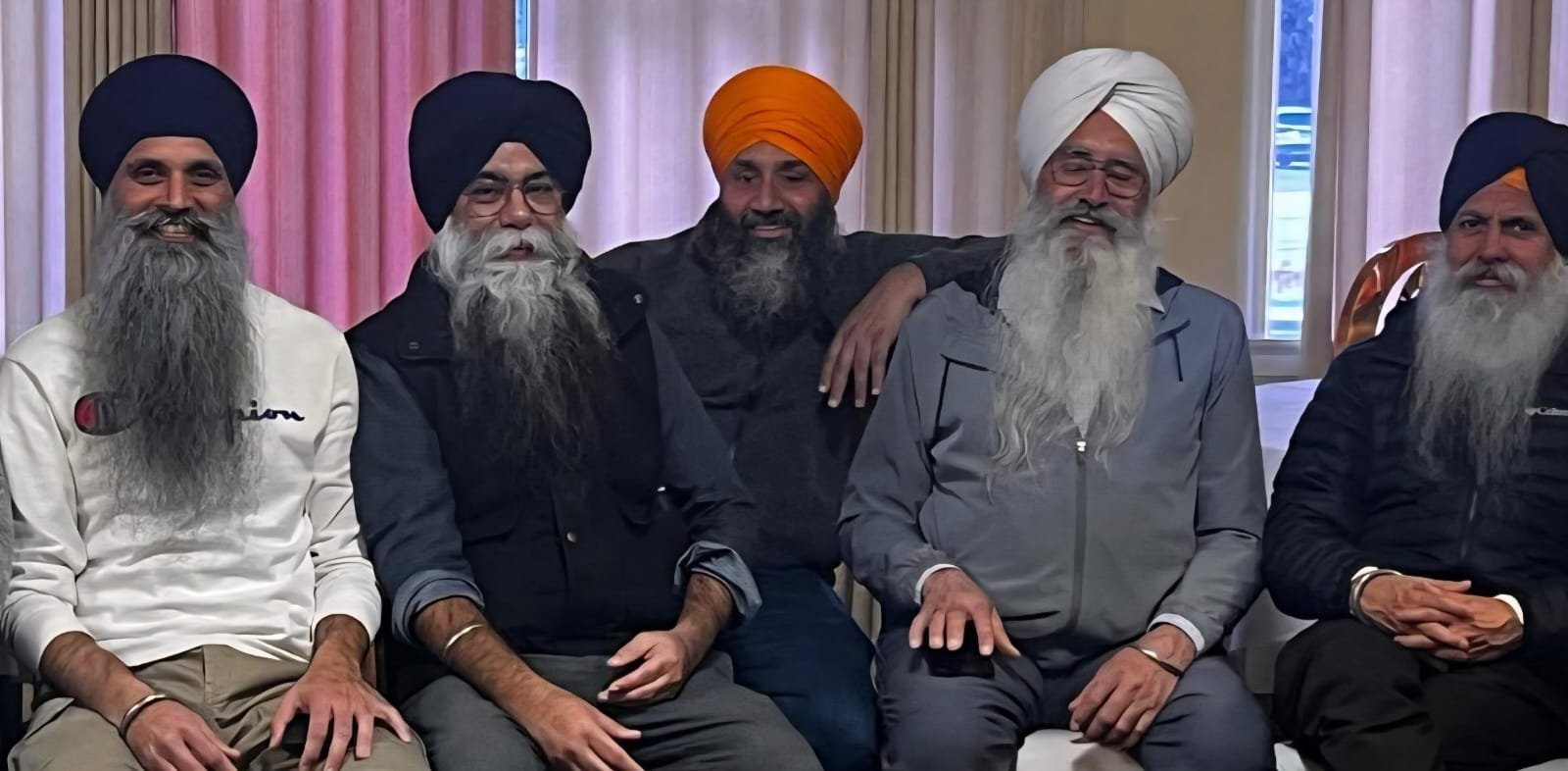 ਗੁਰੂ ਨਾਨਕ ਸਿੱਖ ਗੁਰਦੁਆਰਾ ਸਰੀ/ਡੇਲਟਾ ਦੇ ਪ੍ਰਧਾਨ ਅਮਨਦੀਪ ਸਿੰਘ ਜੋਹਲ ਪ੍ਰਬੰਧ ਸੰਭਾਲਣ ਵਿਚ ਹੋਏ ਫੇਲ, ਸੰਗਤਾਂ ਵਲੋਂ ਤੁਰੰਤ ਅਸਤੀਫੇ ਦੀ ਮੰਗ   👉 ਐਤਵਾਰ 29 ਮਾਰਚ ਨੂੰ ਇਸੇ ਸੰਬੰਧੀ ਗੁਰਦੁਆਰਾ ਸਾਹਿਬ ਵਿਖ਼ੇ ਹੋਵੇਗੀ ਮੀਟਿੰਗ, ਵਡੀ ਗਿਣਤੀ ਵਿਚ ਪਹੁੰਚਣ ਦੀ ਅਪੀਲ