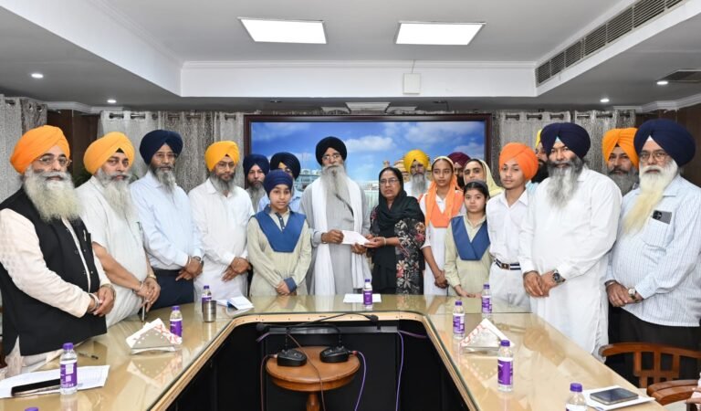 ਸ਼੍ਰੋਮਣੀ ਕਮੇਟੀ ਵੱਲੋਂ ਅੰਮ੍ਰਿਤਧਾਰੀ ਬੱਚਿਆਂ ਨੂੰ 2 ਕਰੋੜ 28 ਲੱਖ ਰੁਪਏ ਦੇ ਵਜੀਫੇ ਜਾਰੀ  👉 ਐਡਵੋਕੇਟ ਧਾਮੀ ਨੇ ਵਿਦਿਅਕ ਅਦਾਰਿਆਂ ਦੇ ਮੁਖੀਆਂ ਨੂੰ ਸੌਂਪੇ ਵਜੀਫਾ ਰਾਸ਼ੀ ਦੇ ਚੈੱਕ