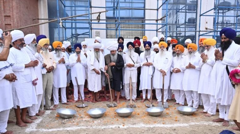 ਲੰਗਰ ਸ੍ਰੀ ਗੁਰੂ ਰਾਦਮਾਸ ਜੀ ਤੋਂ ਬਾਬਾ ਅਟੱਲ ਰਾਇ ਸਾਹਿਬ ਨੂੰ ਜਾਂਦੇ ਰਸਤੇ ਦੇ ਨਵੀਕੀਰਨ ਅਤੇ ਸੁੰਦਰੀਕਰਨ ਦੀ ਸੇਵਾ ਆਰੰਭ  👉 ਐਡਵੋਕੇਟ ਹਰਜਿੰਦਰ ਸਿੰਘ ਧਾਮੀ, ਗਿਆਨੀ ਰਾਜਦੀਪ ਸਿੰਘ ਤੇ ਬਾਬਾ ਕਸ਼ਮੀਰ ਸਿੰਘ ਭੂਰੀਵਾਲਿਆਂ ਸਮੇਤ ਪ੍ਰਮੁੱਖ ਸ਼ਖ਼ਸੀਅਤਾਂ ਰਹੀਆਂ ਮੌਜੂਦ