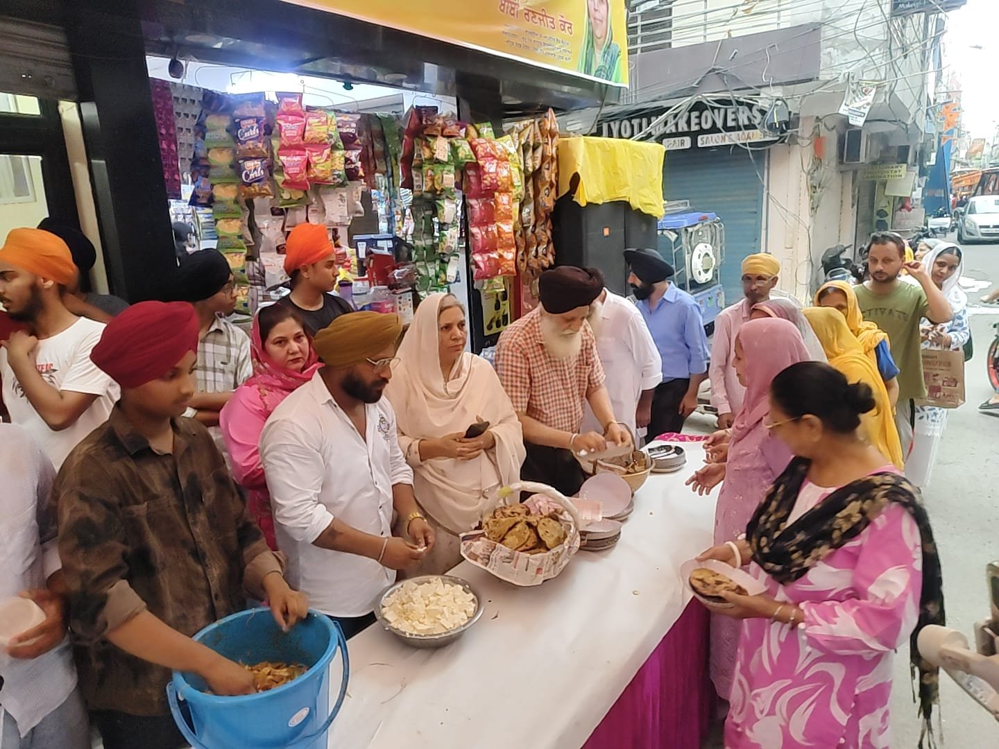 ਸ੍ਰੀ ਗੁਰੂ ਹਰਿਗੋਬਿੰਦ ਸਾਹਿਬ ਜੀ ਦੇ ਪ੍ਰਕਾਸ਼ ਪੁਰਬ ਮੌਕੇ ਲਗਾਇਆ ਗਿਆ ਵਿਸ਼ਾਲ ਗੁਰੂ ਕਾ ਲੰਗਰ