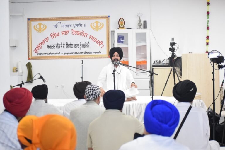 ਗੁਰਦੁਆਰਾ ਸਿੰਘ ਸਭਾ ਹੈਲਬਰੋਨ ਜਰਮਨ ਵਿਖੇ ਭਾਈ ਸਰਬਜੀਤ ਸਿੰਘ ਧੂੰਦਾ ਗੁਰਮਤਿ ਵਿਚਾਰਾਂ ਦੀ ਸਾਂਝ ਕਰਦੇ ਹੋਏ।