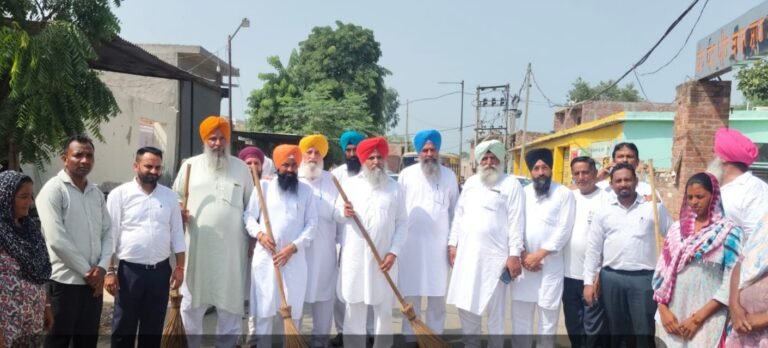 ਆਪਣੇ ਆਲੇ-ਦੁਆਲੇ ਨੂੰ ਸਾਫ਼-ਸੁਥਰਾ ਰੱਖਣਾ ਸਾਡੀ ਸਭ ਦੀ ਸਾਂਝੀ ਜ਼ਿੰਮੇਵਾਰੀ – ਸਰਵਨ ਸਿੰਘ ਧੁੰਨ*     ‘ਕਲੀਨ ਪੰਜਾਬ’ ਸਫ਼ਾਈ ਮੁਹਿੰਮ ‘ਚ ਖ਼ੁਦ ਨਿੱਤਰੇ ਹਲਕਾ ਵਿਧਾਇਕ ਖੇਮਕਰਨ